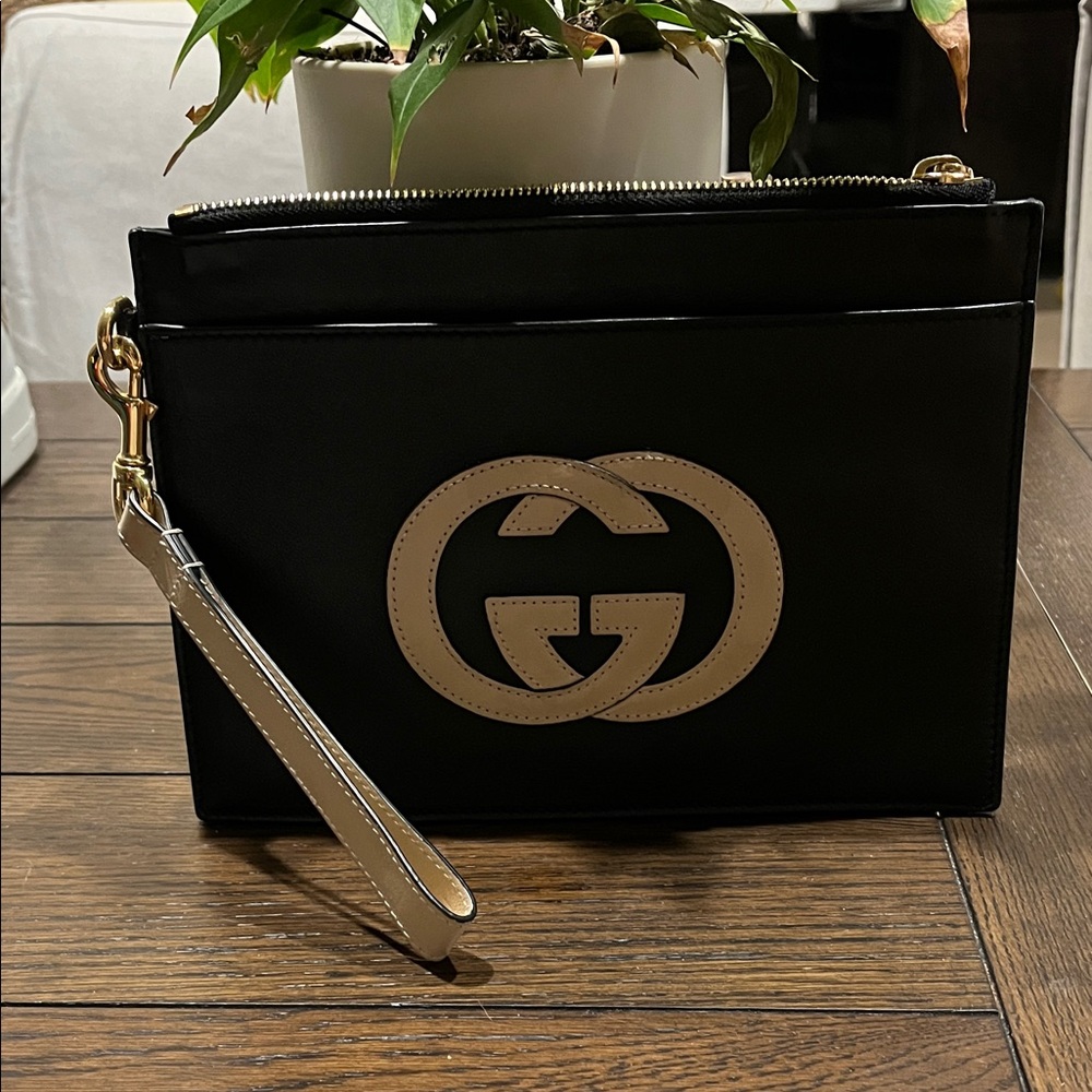 Gucci Black and Cream wristlet